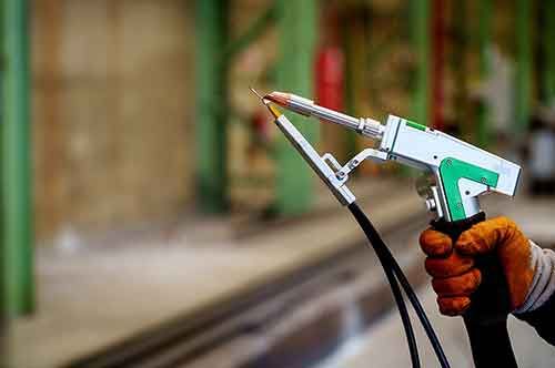 激光自动焊锡机与手持式激光焊接机对比